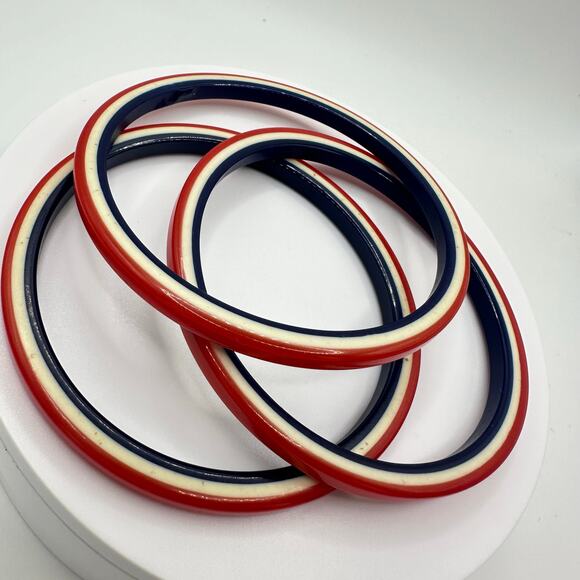 Set of 3 1940s vintage red white blue swirled lucite stackable bangle bracelets - Picture 3 of 8
